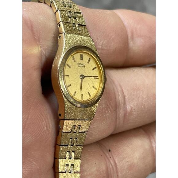 Vintage Seiko  Women Watch Gold Tone Gold Dial Round 2Y00-0019 !! Parts/Repair ! - Picture 9 of 14
